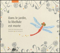 Dans le jardin, la libellule est morte